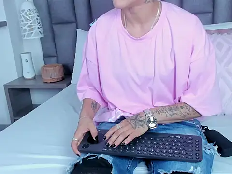 ZoeKrug online show from February 14, 2026, 5:43 pm