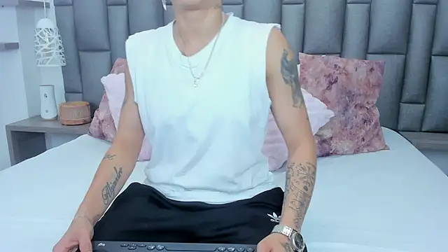 ZoeKrug online show from February 20, 2026, 12:27 pm