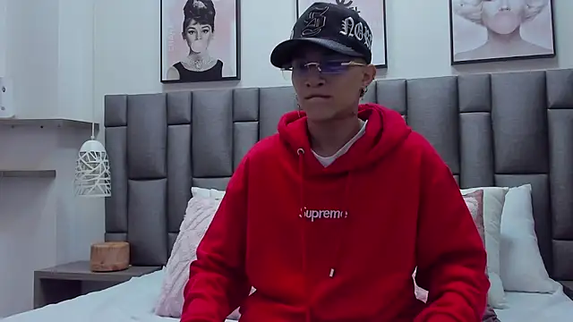 ZoeKrug online show from February 27, 2026, 12:16 pm