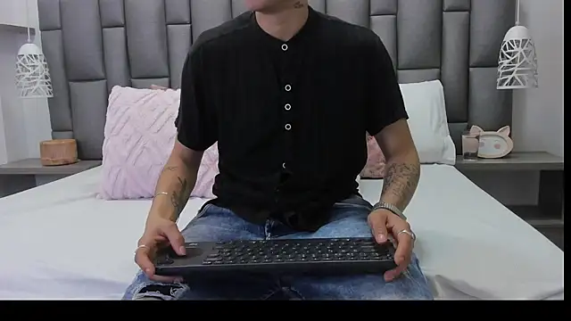 ZoeKrug online show from March 4, 2026, 12:44 pm