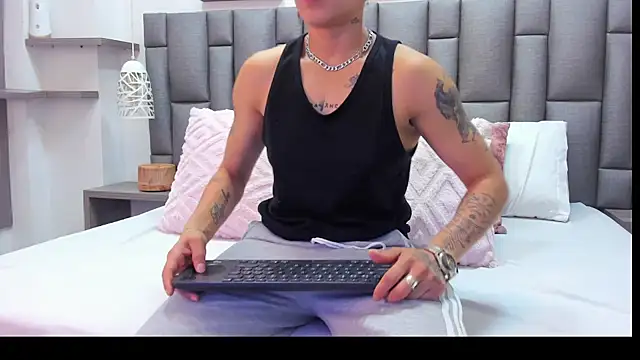 ZoeKrug online show from March 9, 2026, 12:53 pm