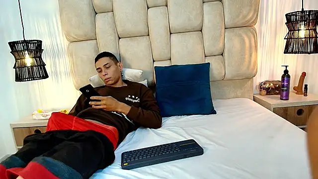 Zoelucas online show from December 2, 2025, 11:48 am