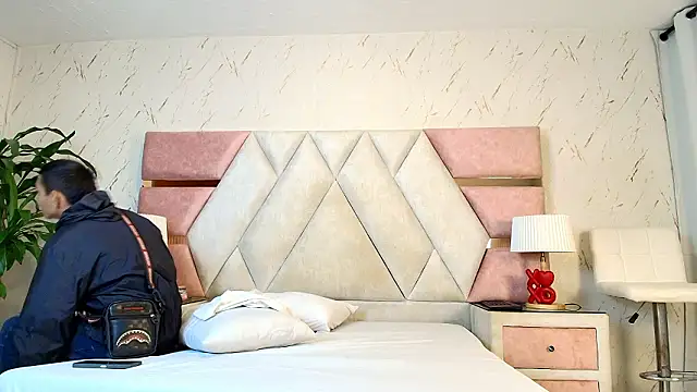 Zoelucas online show from February 11, 2026, 11:48 am