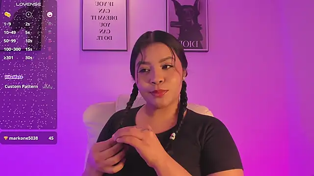 LizzyPonce online show from November 16, 2025, 10:43 am