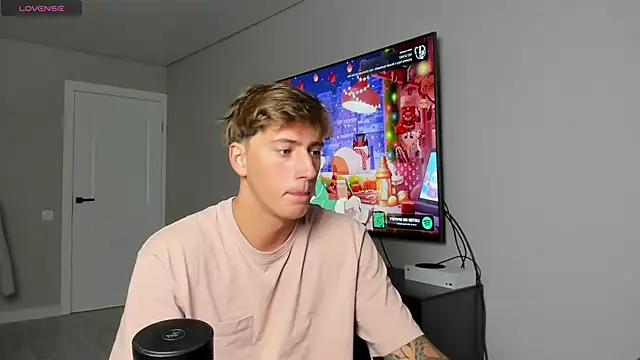 Snapshot of DaniHort chatting on December 15, 2025, 9:02 am DaniHort online show from December 15, 2025, 9:02 am