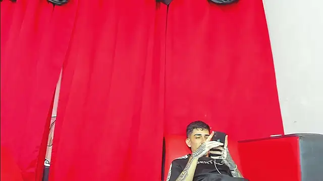 extreme hot crazy online show from December 15, 2025, 4:39 am