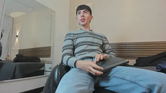 Snapshot of mathias_saenz chatting on June 21, 2026, 1:35 pm mathias saenz online show from June 21, 2026, 1:35 pm