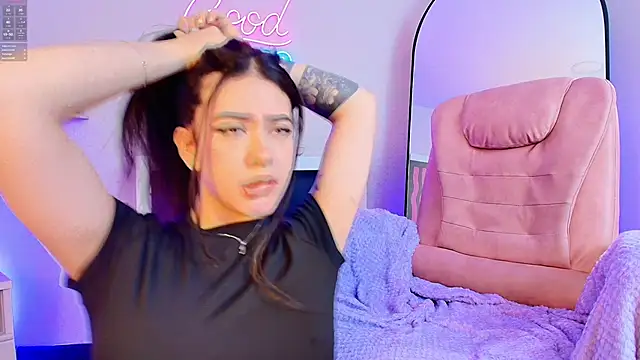 Snapshot of Alice_Vixen chatting on June 3, 2026, 2:33 pm Alice Vixen online show from June 3, 2026, 2:33 pm