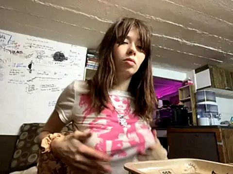 Snapshot of the_holy_t chatting on November 17, 2025, 6:24 pm the holy t online show from November 17, 2025, 6:24 pm