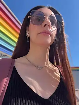 Amelie Crosby online show from June 7, 2026, 12:42 pm