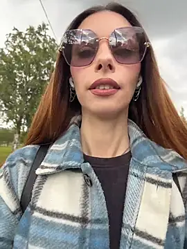 Amelie Crosby online show from July 9, 2026, 2:10 pm