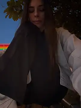 Amelie Crosby online show from July 28, 2026, 7:39 pm