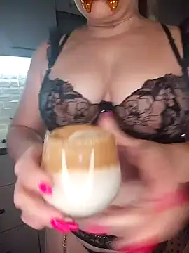 Snapshot of BigAssMom_ chatting on June 17, 2026, 5:03 pm BigAssMom online show from June 17, 2026, 5:03 pm