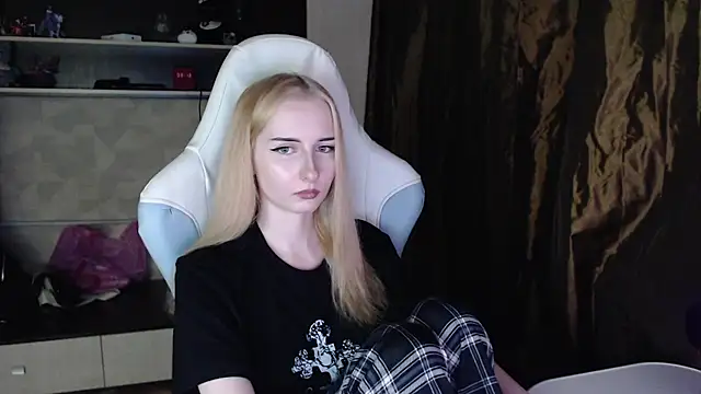 Snapshot of Cutti_Crystal chatting on March 20, 2026, 8:14 pm Cutti Crystal online show from March 20, 2026, 8:14 pm