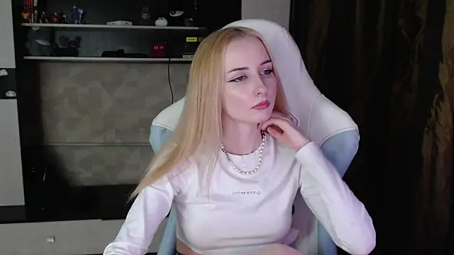 Snapshot of Cutti_Crystal chatting on March 23, 2026, 8:35 pm Cutti Crystal online show from March 23, 2026, 8:35 pm