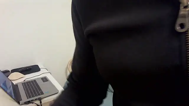 Snapshot of Swegay12-Exhi chatting on October 28, 2025, 4:09 pm Swegay12-Exhi online show from October 28, 2025, 4:09 pm