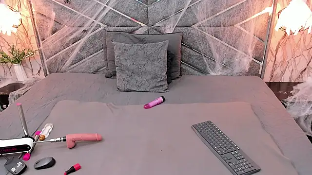 SASHA BROWNIE   online show from October 16, 2025, 7:59 pm