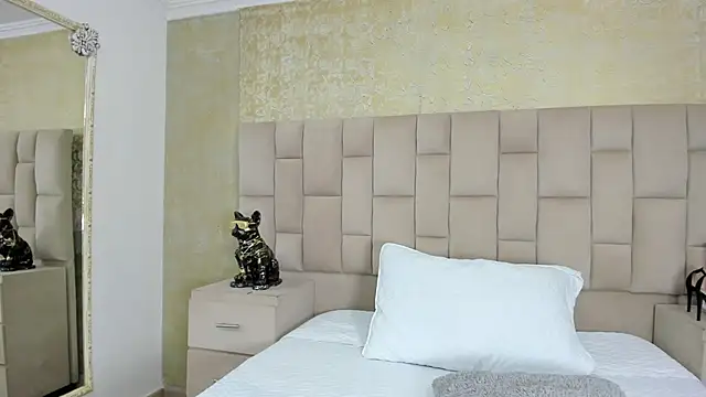 cloesummerr  online show from September 19, 2025, 1:23 pm