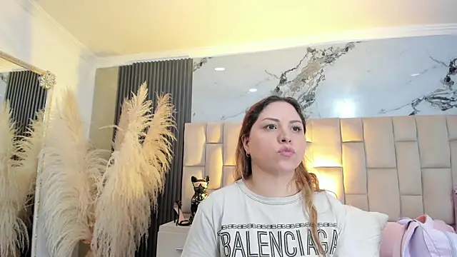 cloesummerr  online show from April 23, 2026, 1:02 pm