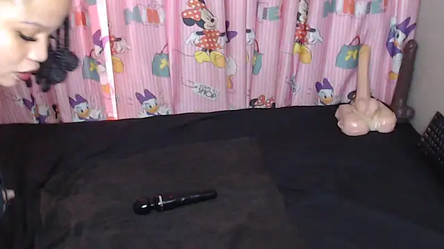 TrishahXo online show from June 12, 2026, 8:13 am
