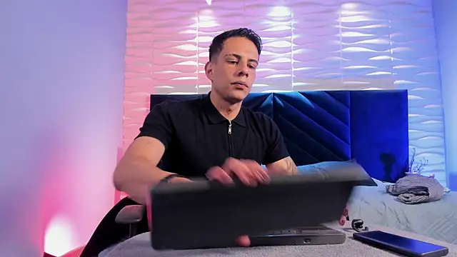 Dustin Sonne online show from August 1, 2026, 3:39 am