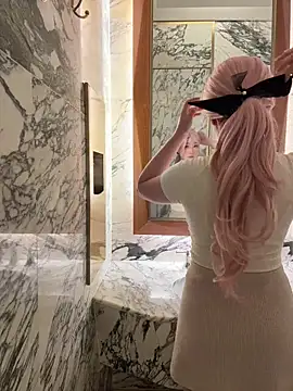 Snapshot of winter11 chatting on September 20, 2025, 6:47 am winter11 online show from September 20, 2025, 6:47 am