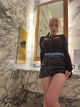 Snapshot of winter11 chatting on October 4, 2025, 8:12 am winter11 online show from October 4, 2025, 8:12 am