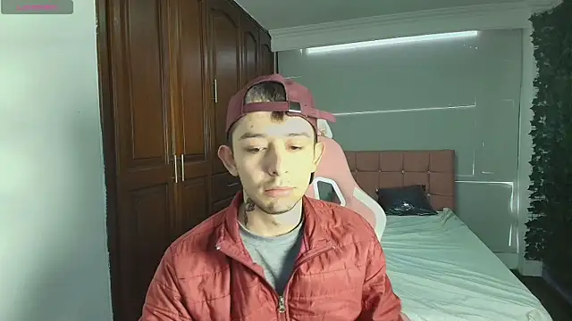 Snapshot of Aleecandrews chatting on October 29, 2025, 7:04 pm Aleecandrews online show from October 29, 2025, 7:04 pm