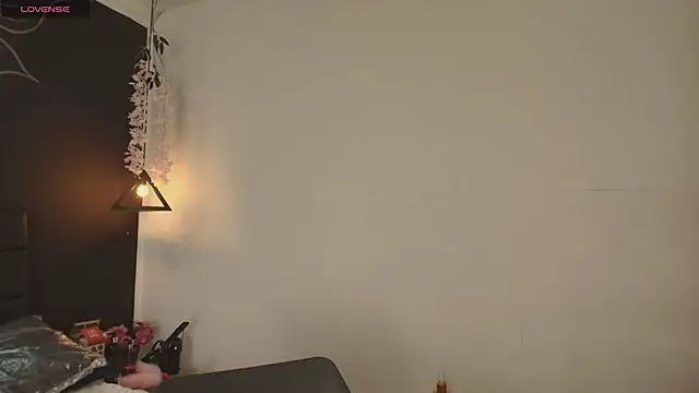 Snapshot of Aleecandrews chatting on November 26, 2025, 12:17 pm Aleecandrews online show from November 26, 2025, 12:17 pm