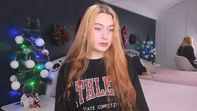 Snapshot of Lili_Luuu chatting on December 19, 2025, 9:38 am Lili Luuu online show from December 19, 2025, 9:38 am