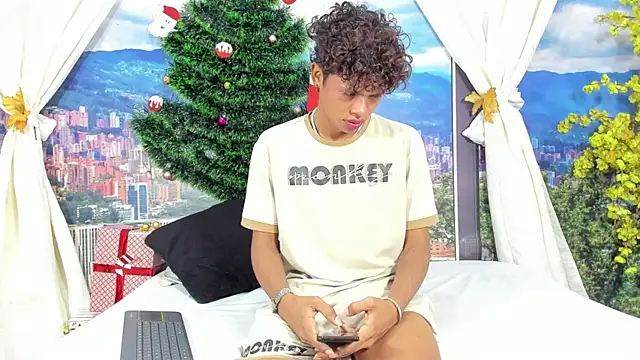 Snapshot of MilthonDelis chatting on November 18, 2025, 3:23 am MilthonDelis online show from November 18, 2025, 3:23 am