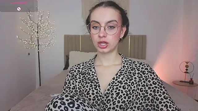 Snapshot of Real_cutie1 chatting on May 9, 2026, 12:54 pm Real cutie1 online show from May 9, 2026, 12:54 pm