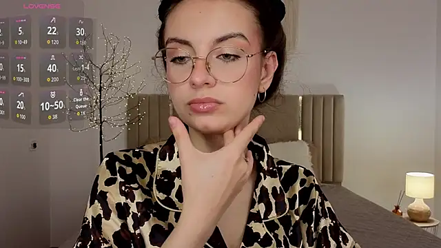 Snapshot of Real_cutie1 chatting on July 7, 2026, 12:42 pm Real cutie1 online show from July 7, 2026, 12:42 pm
