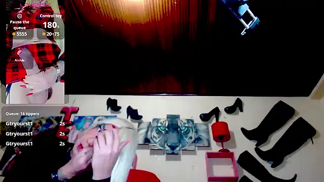 Snapshot of blondehot5v chatting on October 2, 2025, 12:01 pm blondehot5v online show from October 2, 2025, 12:01 pm