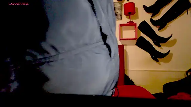 Snapshot of blondehot5v chatting on October 27, 2025, 12:09 pm blondehot5v online show from October 27, 2025, 12:09 pm