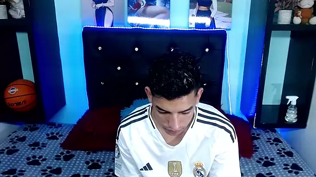 Snapshot of x_oliver_x chatting on September 24, 2025, 4:27 am x oliver x online show from September 24, 2025, 4:27 am