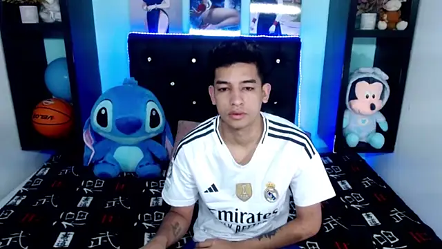 Snapshot of x_oliver_x chatting on October 7, 2025, 3:47 am x oliver x online show from October 7, 2025, 3:47 am