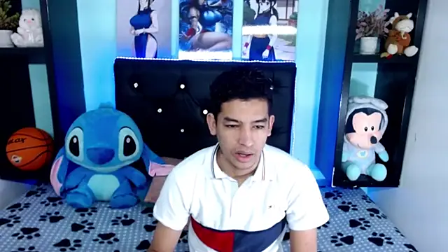 Snapshot of x_oliver_x chatting on November 8, 2025, 3:29 am x oliver x online show from November 8, 2025, 3:29 am