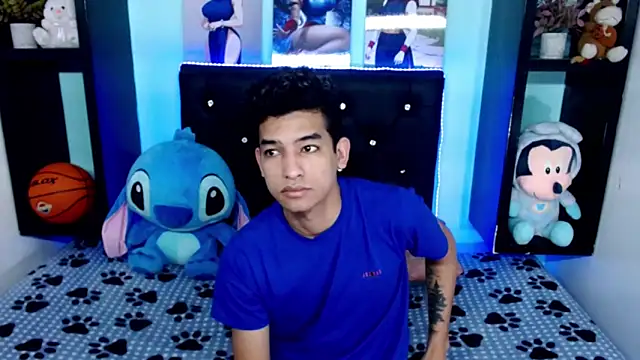 Snapshot of x_oliver_x chatting on November 9, 2025, 3:05 am x oliver x online show from November 9, 2025, 3:05 am