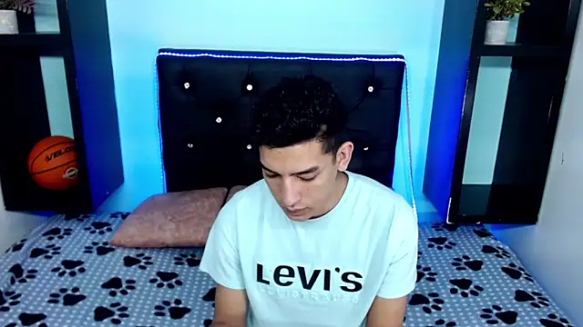 Snapshot of x_oliver_x chatting on December 5, 2025, 3:15 am x oliver x online show from December 5, 2025, 3:15 am