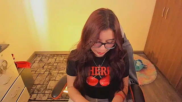 Snapshot of Verolake chatting on November 3, 2025, 6:42 pm Verolake online show from November 3, 2025, 6:42 pm