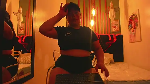 Snapshot of Laura_Sex19 chatting on October 31, 2025, 12:28 pm Laura Sex19 online show from October 31, 2025, 12:28 pm