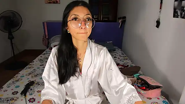 Snapshot of Anais_lux chatting on June 4, 2026, 1:00 am Anais lux online show from June 4, 2026, 1:00 am