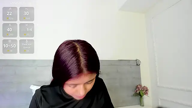 sunnyWhitee online show from June 18, 2026, 7:18 pm