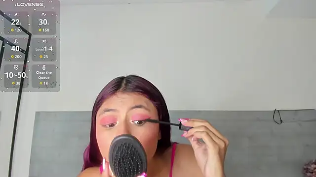 sunnyWhitee online show from July 23, 2026, 7:23 pm
