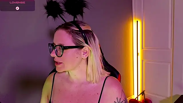 Snapshot of Charlies_world chatting on October 31, 2025, 5:25 pm Charlies world online show from October 31, 2025, 5:25 pm