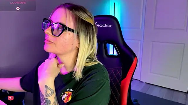 Snapshot of Charlies_world chatting on December 14, 2025, 10:25 pm Charlies world online show from December 14, 2025, 10:25 pm