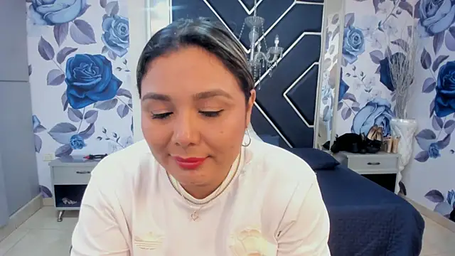 LatinaHoleQueen online show from October 15, 2025, 2:28 pm