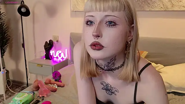Snapshot of MilkMeSoftly chatting on June 21, 2026, 8:28 am MilkMeSoftly online show from June 21, 2026, 8:28 am