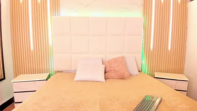 Snapshot of Elody_rousse chatting on October 31, 2025, 12:06 pm Elody rousse online show from October 31, 2025, 12:06 pm